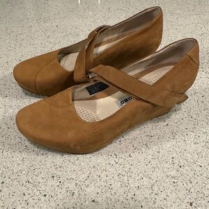 Tsubo Tan Suede Women's Wedge Mary Jane 7.5